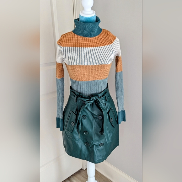 Forever 21, Faux Leather Mini Skirt color Emerald - Picture 5 of 10